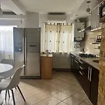 Cu Doua Dormitoare Lägenhet *